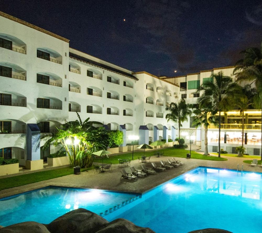 Hotel Gran Plaza & Convention Center กัวนาฮัวโต ภายนอก รูปภาพ