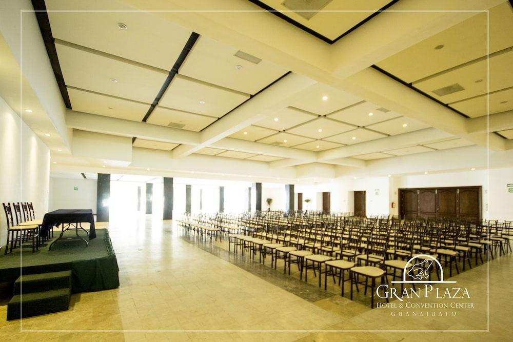 Hotel Gran Plaza & Convention Center กัวนาฮัวโต ภายนอก รูปภาพ