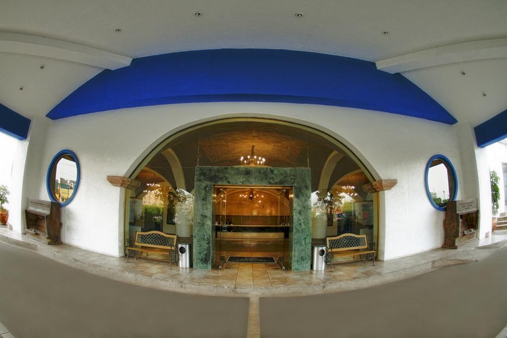 Hotel Gran Plaza & Convention Center กัวนาฮัวโต ภายนอก รูปภาพ