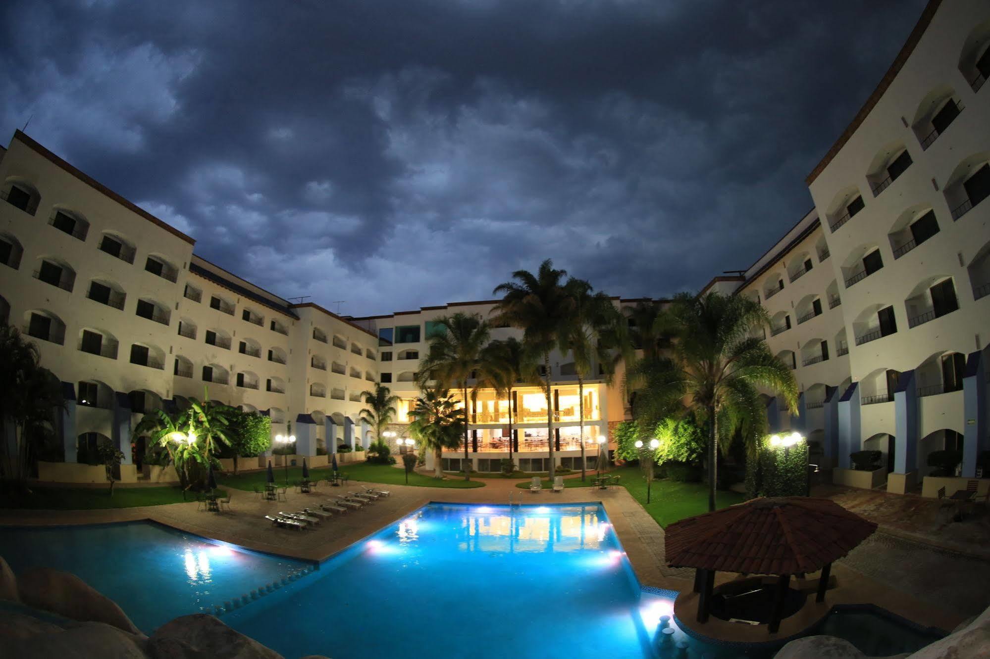 Hotel Gran Plaza & Convention Center กัวนาฮัวโต ภายนอก รูปภาพ